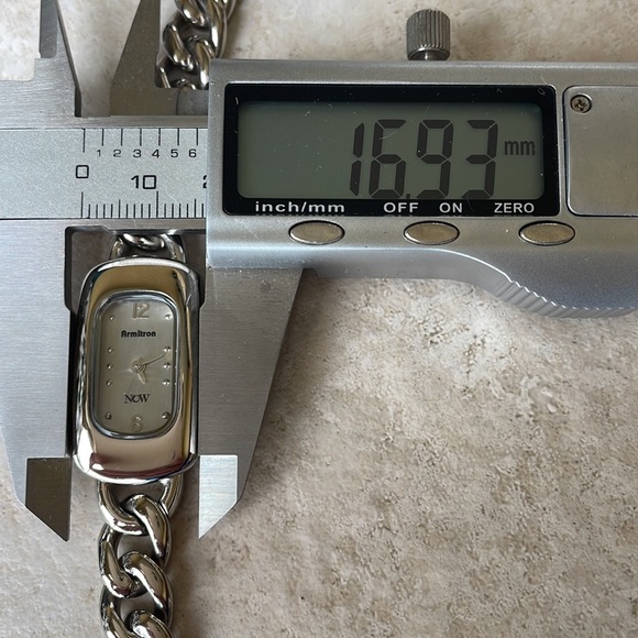 Armitron lady battery water resistant stainless steel - Picture 5 of 5